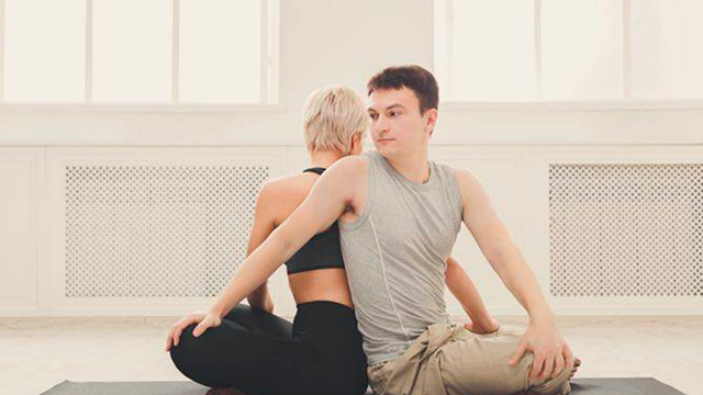 posizioni-yoga-coppia