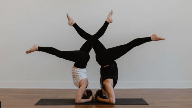 posizioni-yoga-coppia-difficili