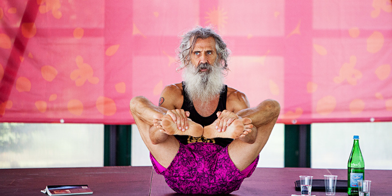 Stewart Gilchrist, tra yoga e&nbsp;moralità