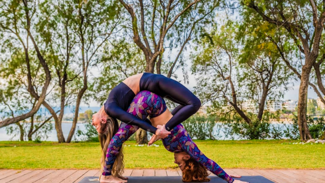 Posizioni yoga in due: 5 pose per fidarsi di&nbsp;più