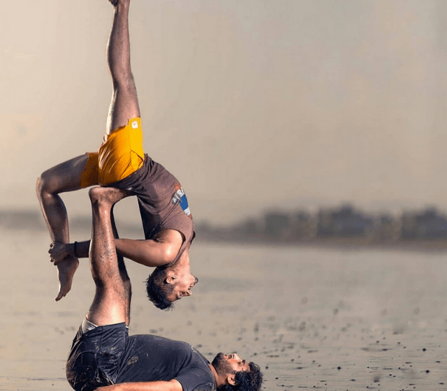 posizioni-yoga-in-due