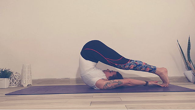 halasana-posizione-aratro